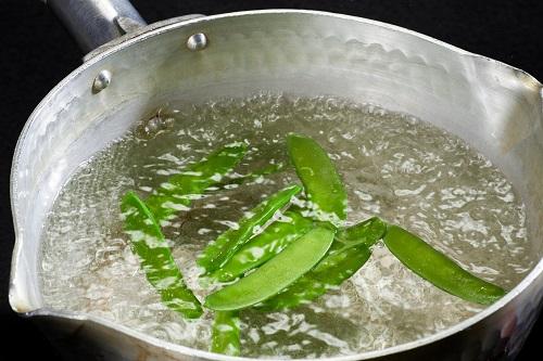 茹でたサヤエンドウ