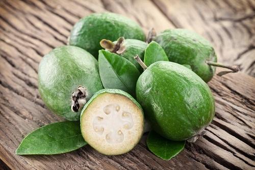 古い木製のテーブルにフェイジョアの果物