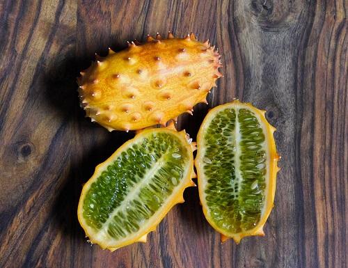 全体と半分のキワノフルーツ