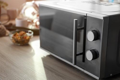 キッチンのテーブルにモダンな電子レンジ