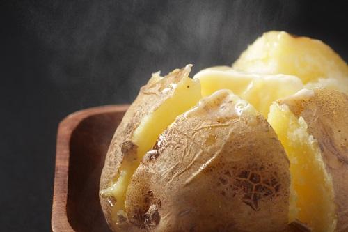 湯気の立つほかほかのジャガイモ