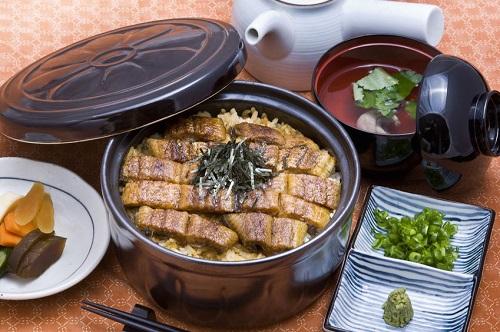 お店で食べるひつまぶしのセットの写真