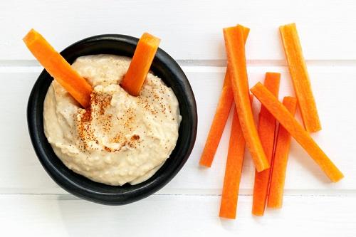 にんじんスティックとフムス