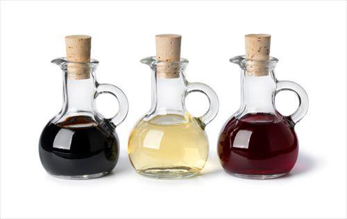 3種類の瓶に入った酢