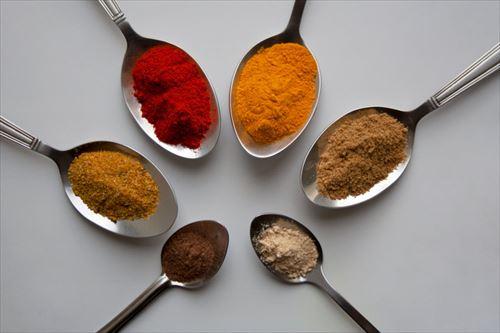 色々なスパイスのはいったスプーン