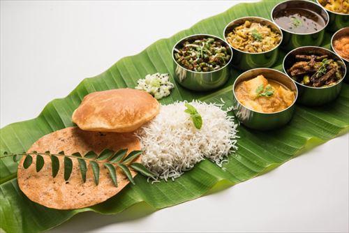 伝統的なバナナの葉で提供される南インド料理