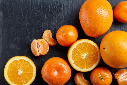 スライスしたルビー オレンジとタンジェリンを石板に並べた