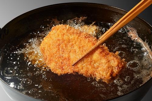 とんかつ(調理中)