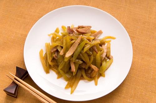 茎レタスとベーコンのきんぴら