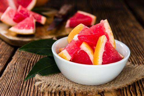 お皿に盛り付けられたピンクグレープフルーツ