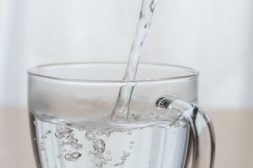 朝の寝起きに一杯の白湯を飲む