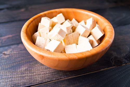 さいの目に切った生豆腐のボウル