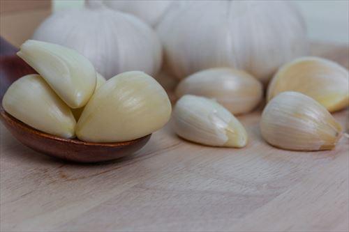 皮をむいたニンニク