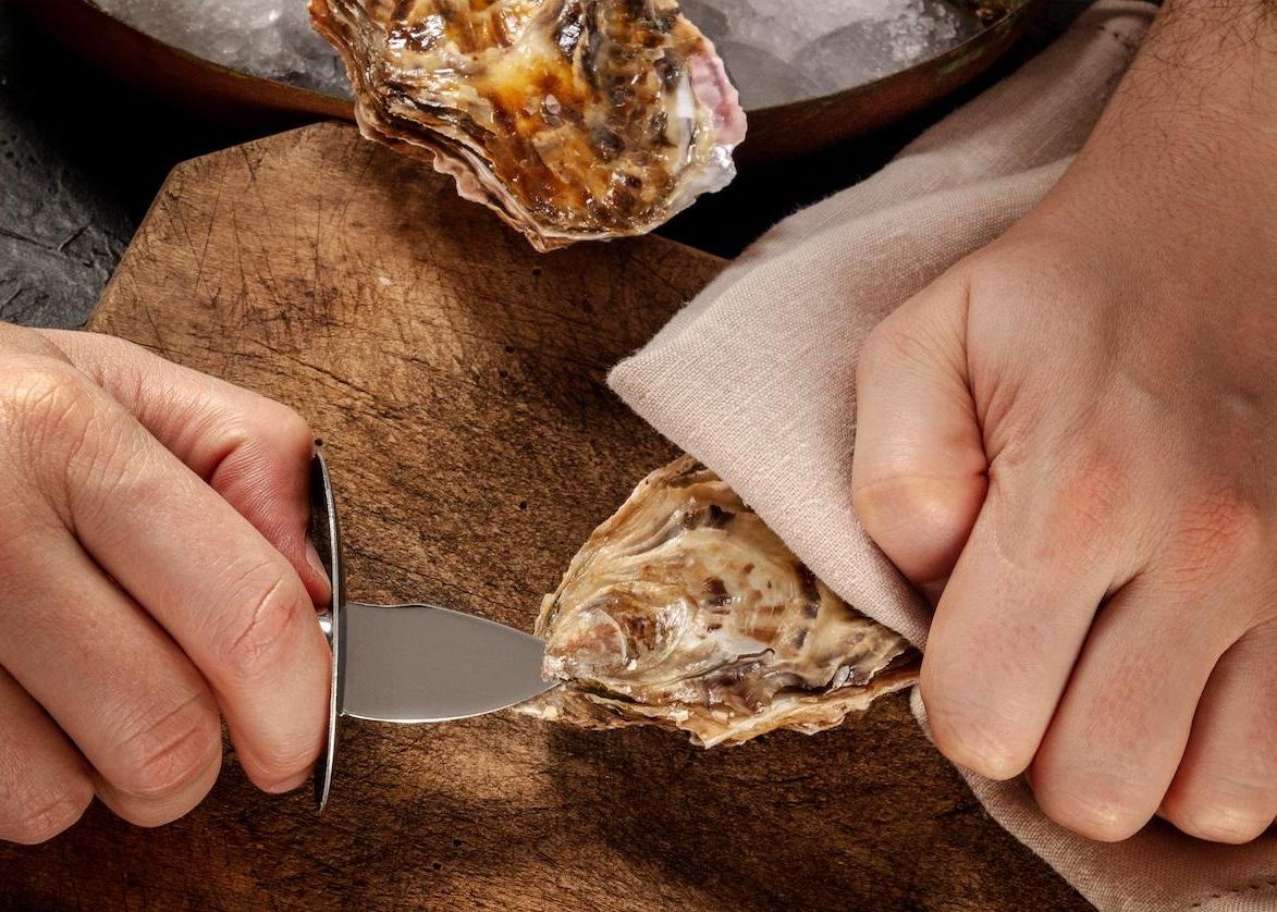 牡蠣を剥いている画像