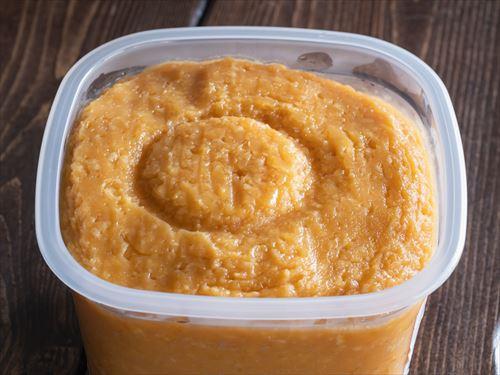 容器に入った発酵食品の味噌