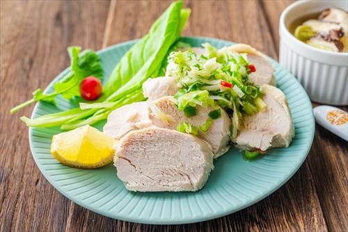 ネギだれをかけた蒸し鶏