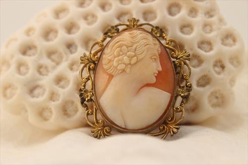 カメオのブローチ