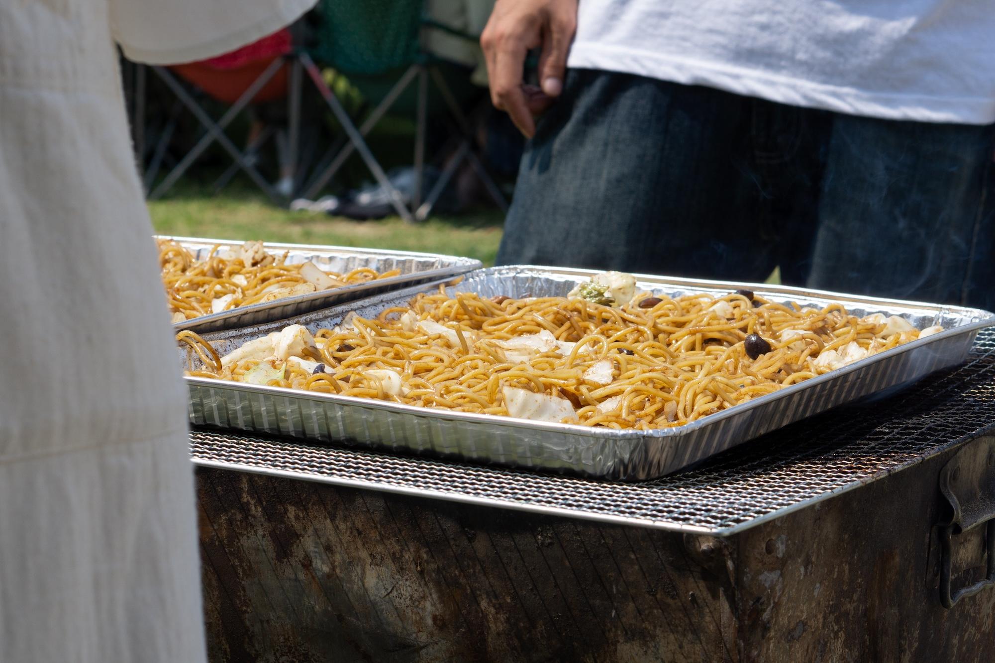 バーベキューで焼きそばを作っているところの画像