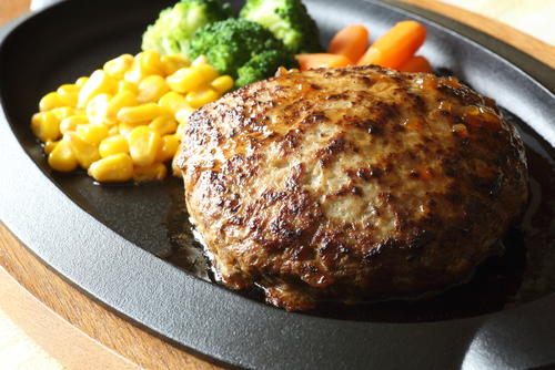 ハンバーグを美味しく作るコツ。焼く前の工程で上手な人と差が付く？
