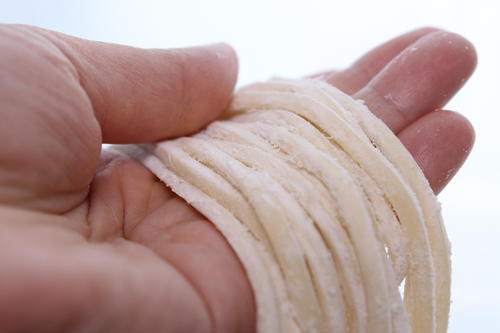 手打ちで讃岐うどんを作る、どんな材料を選べばいい？