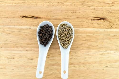 「黒胡椒」と「白胡椒」。色や辛味が違うのはなぜ？使い分けは？