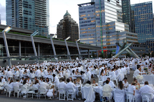 白い服で参加する不思議なパーティー「ディネ・アン・ブラン」とは？