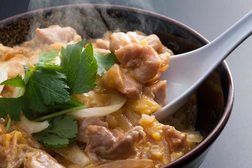 親子丼の鶏肉投入タイミングとは？目安はつゆの温度だった！