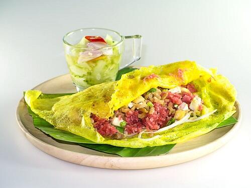 ベトナム風お好み焼き【バインセオ】正しい食べ方を知っている？