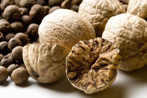 ナツメグの正しい保存方法とは？間違いやすいので注意が必要