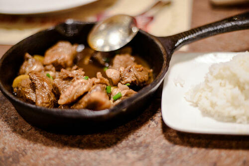フィリピンを代表する家庭料理【アドボ】のカロリーや栄養とは