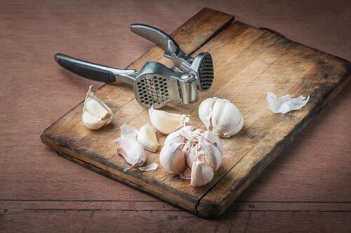 正しい【にんにく】の下準備！すりおろす、刻む、潰す、を使い分けよう