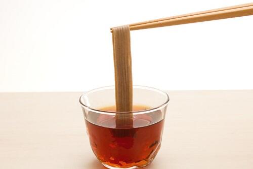 【そばつゆ】の作り方。基本の味とおすすめアレンジを紹介