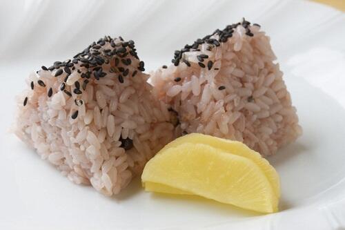 赤飯おにぎりの気になるカロリーとは。アレンジ無限大の赤飯おにぎり