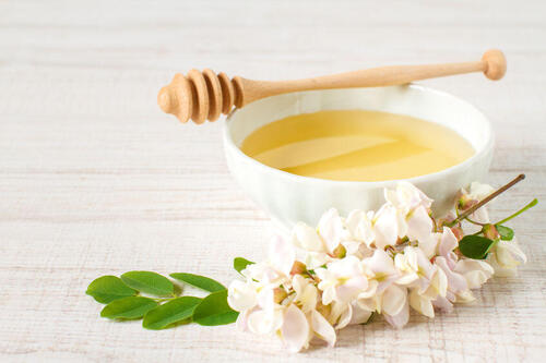 【アカシアはちみつ】とは？クセなく繊細な「別名はちみつの女王」