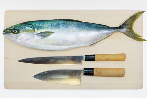 ブリのさばき方の基礎知識を学ぶ。皮引きと骨抜きは知って損しない！