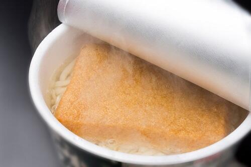 【どん兵衛】『きつねうどん』の豆知識4選！つゆの味の見分け方は？