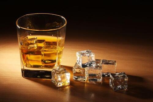 ウイスキーの味を大きく左右する！きれいで美味しい氷を作るには