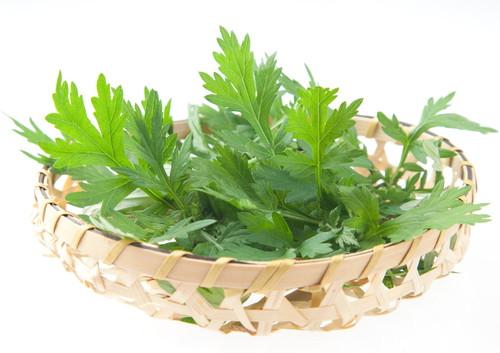 ザルに盛られたヨモギの画像