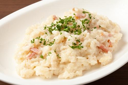 リゾットをレンジで作る方法を紹介！生米でも冷凍ごはんでも作れる