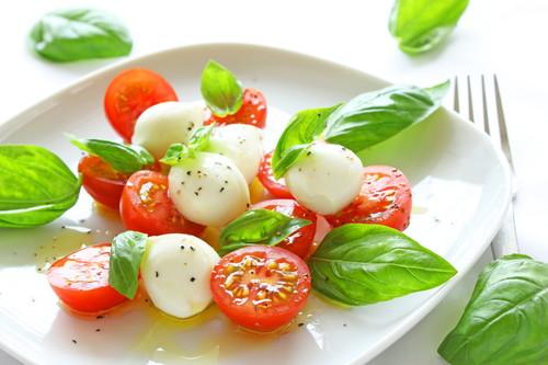 カプレーゼはミニトマトで包丁いらず！食卓が華やぐ簡単アレンジ術