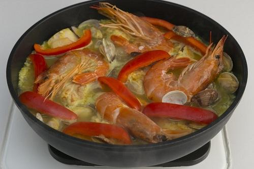 パエリアを作る時のフライパンは専用？自宅でパエリアを楽しむために