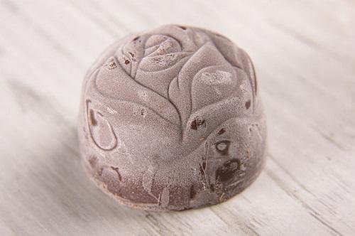 チョコレートに現れた白い粉の正体を解明！食べられる？食べられない？