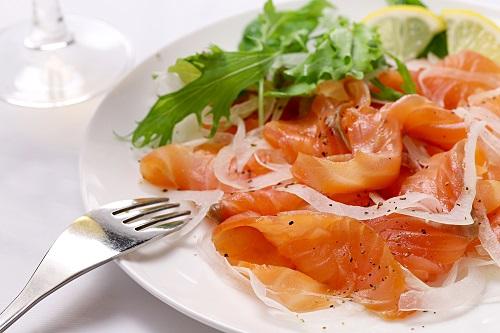 スモークサーモンカルパッチョをプロ級に！作り方やソースと盛り付け