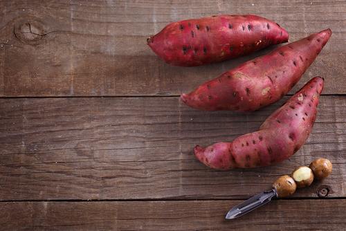 サツマイモと皮むき器