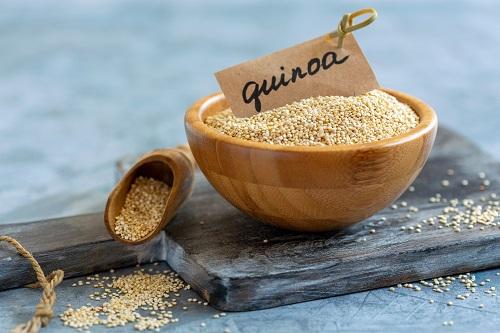 木製のボウルに生の白いキノア