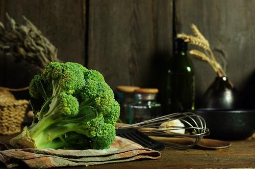 木製のキッチン テーブルに新鮮なブロッコリー