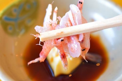 新鮮な生桜えびを箸でつまんでいる画像