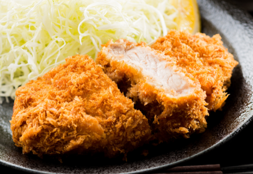 揚げたてのとんかつ