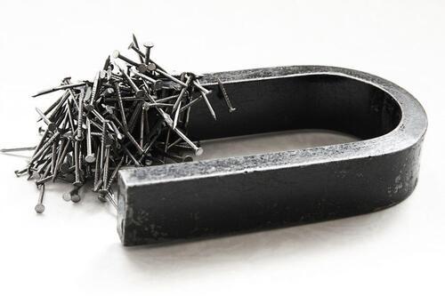 鉄釘がくっついた磁石の写真