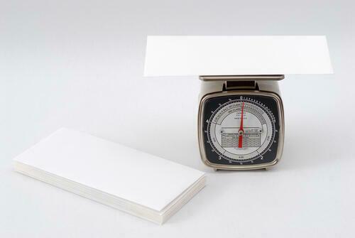 A4用紙とスケールの写真